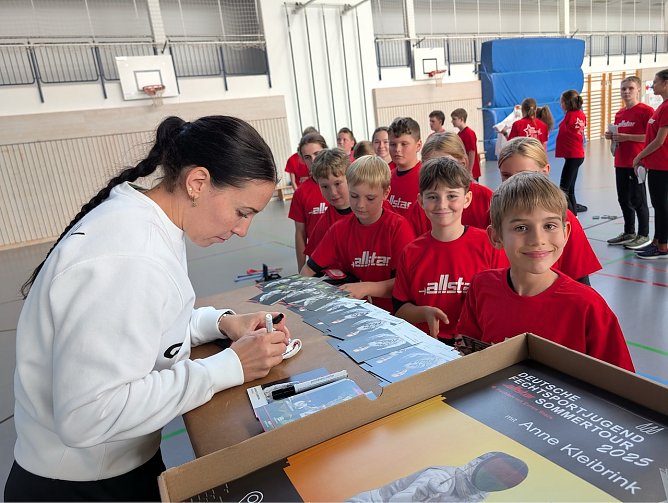 Geduldiges Warten auf Autogramme (Foto: Susanne Nikoleizig) Geduldiges Warten auf Autogramme (Foto: Susanne Nikoleizig)