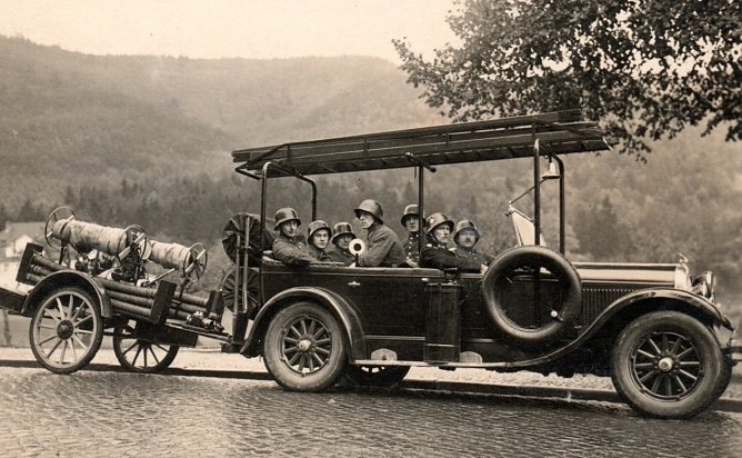 Die Freiwillige Feuerwehr Ölfelds im jähre 1933 vor der Schafswiese (Foto: IG Heimatmuseum) Die Freiwillige Feuerwehr Ölfelds im jähre 1933 vor der Schafswiese (Foto: IG Heimatmuseum)