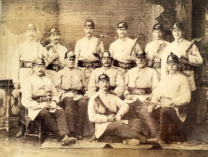 Gr&uuml;nder der Freiwilligen Feuerwehr Ilfeld 1885:von links stehend Hermann Bornemann, Fritz Libau, Carl Hoppe, Carl Schulz, W. Sch&uuml;ler, Carl Hans sitzend Links Ernst Beckmann, G. Stadelmann, Robert Schemm, Witschel, Herbohte vorn Hermann B&ouml;ttcher  (Foto: IG Heimatmuseum Ilfeld)
