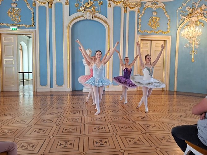 Auftritt des Tanzstudio Radeva zum Tag des offenen Denkmals (Foto: Dimitar Redev) Auftritt des Tanzstudio Radeva zum Tag des offenen Denkmals (Foto: Dimitar Redev)