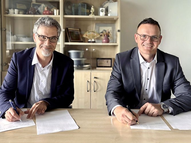 Gemeinsam f&uuml;r Bildung und Zukunft: Oberb&uuml;rgermeister Kai Buchmann (links) und Hochschulpr&auml;sident Prof. Dr. J&ouml;rg Wagner (rechts) bei der Unterzeichnung der Kooperationsvereinbarung. (Foto: Tina Bergknapp)