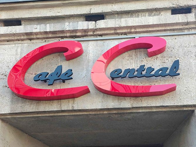 Das "CC" ist zurück und präsentiert sich nun auffällig in Rot (Foto: Peter Blei) Das "CC" ist zurück und präsentiert sich nun auffällig in Rot (Foto: Peter Blei)