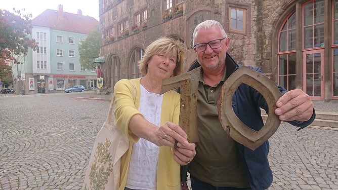 Die Inspiration zum Logo fand Uwe Peters bei den alten Ziffern der Rathausuhr, die er hier zusammen mit Barbara Rinke pr&auml;sentiert (Foto: agl)