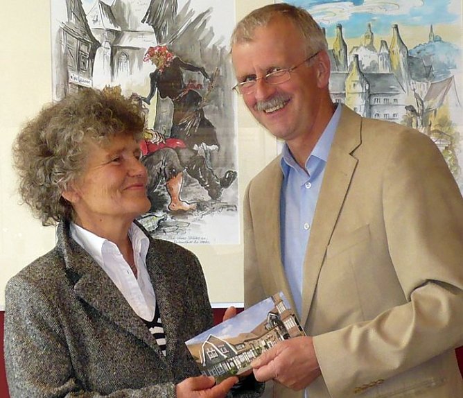 Übergeben (Foto: Agentur) Übergeben (Foto: Agentur)