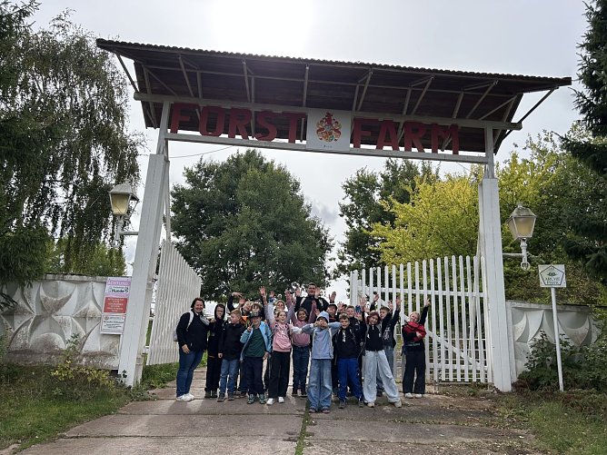 Die Kinder der Klasse 4a bei der Forst Farm (Foto: Nicol Orth )