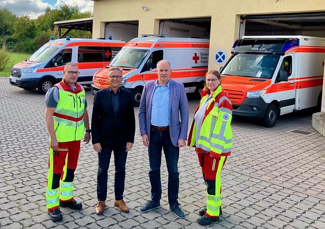 Das Team des Deutschen Roten Kreuzes in Sundhausen freut sich &uuml;ber Verst&auml;rkung f&uuml;r den Fuhrpark (Foto: Pressestelle Landratsamt)