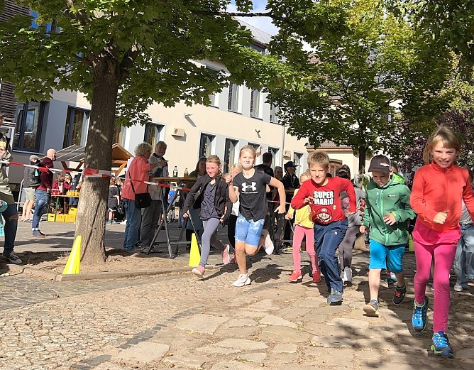 Kinder laufen f&uuml;r einen guten Zweck auf dem Schulhof der Evangelischen Grundschule Nordhausen  (Foto: Dr. Uta Sophie Halbritter)