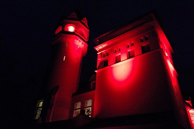 Nordhausen posierte mit einem roten Kunsthaus (Foto: HG Backhaus) Nordhausen posierte mit einem roten Kunsthaus (Foto: HG Backhaus)