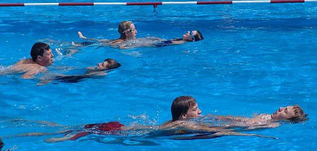 Retten ge&uuml;bt (Foto: dlrg)