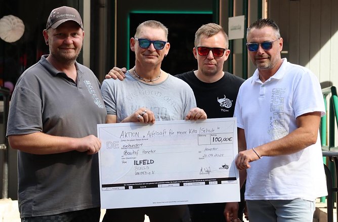 Spendenübergabe beim Kinderfest (Foto: IBU) Spendenübergabe beim Kinderfest (Foto: IBU)