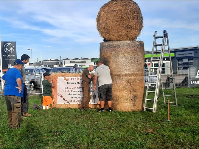Kirmesvorbereitung in Kleinwerther (Foto: B.Hellrung) Kirmesvorbereitung in Kleinwerther (Foto: B.Hellrung)
