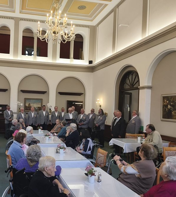 Der Neust&auml;dter M&auml;nnerchor zu Gast in der Neanderklinik (Foto: Carolin Werner)