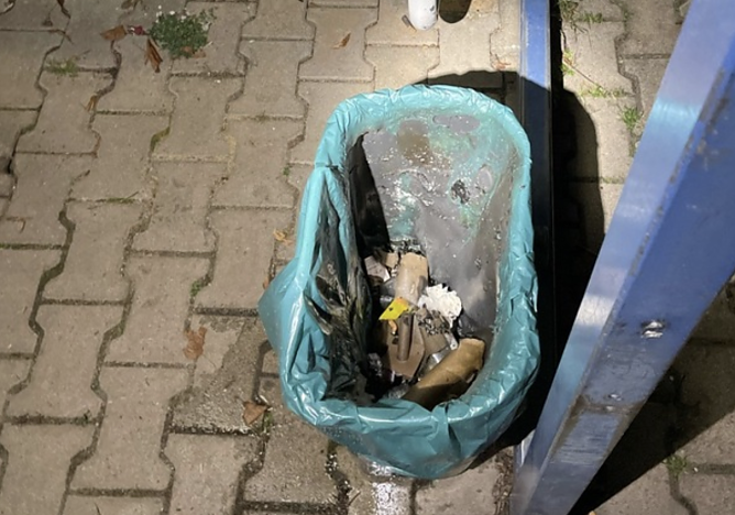 Abgebrannter M&uuml;lleimer an der Bushaltestelle (Foto: LPI)