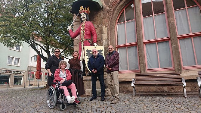 Die Pr&uuml;fungsf&uuml;hrung f&uuml;r Annerose Scholz, hier die Dritte Dame von links in vollem Dress, begann die F&uuml;hrung am Nordh&auml;user Roland. Und weil Anette Grohmann etwas eingeschr&auml;nkt war, erprobte man auch gleich, ob eine Stadtf&uuml;hrung in Nordhausen auch "barrierearm" zu machen ist. (Foto: agl)