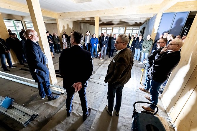 Besichtigung Grundschulneubau Ilfed (Foto: C.Keil) Besichtigung Grundschulneubau Ilfed (Foto: C.Keil)