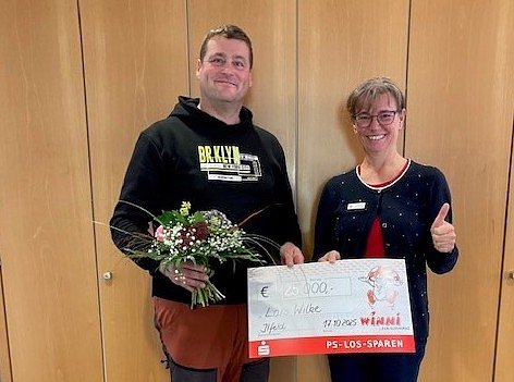 Kundenberaterin Yvonne Ostwald überraschte den Gewinner mit der freudiger Nachricht (Foto: KSK) Kundenberaterin Yvonne Ostwald überraschte den Gewinner mit der freudiger Nachricht (Foto: KSK)