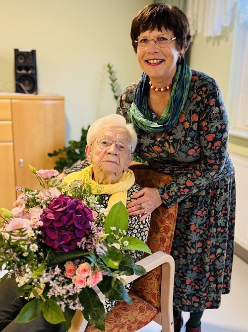 Hildegard Seidel überbrachte die Glückwünsche aus dem Rathaus (Foto: Stadt Nordhausen) Hildegard Seidel überbrachte die Glückwünsche aus dem Rathaus (Foto: Stadt Nordhausen)