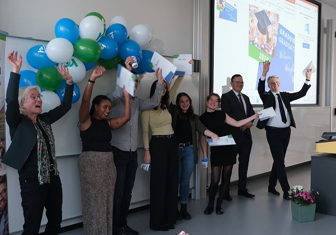 Ein besonderer Moment: Gemeinsam mit Familien, Freundinnen und Freunden feierten die Absolventinnen und Absolventen der Hochschule Nordhausen ihren erfolgreichen Studienabschluss.  (Foto: Tim R&uuml;ckschlo&szlig;)