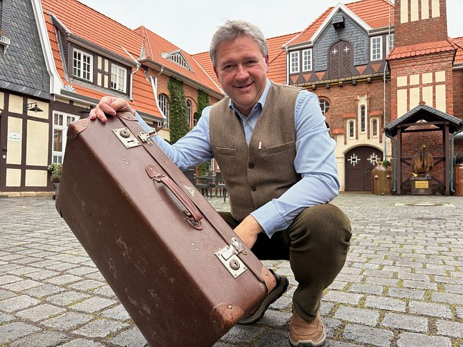 F&uuml;r die kommende Adventsausstellung sucht die Traditionsbrennerei nach alten Koffern (Foto: Echte Nordh&auml;user Traditionsbrennerei)