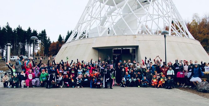 Hunderte L&auml;uferinnen und L&auml;ufer kamen zum Hexenbesen, die meisten kost&uuml;miert (Foto: agl)