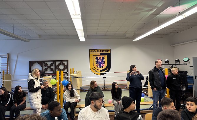 Sind schon voller Vorfreude auf die Boxnacht am Samstag: Aktive, Eltern und Verantwortliche der BSG Altstadt 05 (hier bei der Er&ouml;ffnung der neuen Trainingshalle in dr Rathsfelder Str. 1) (Foto: oas)