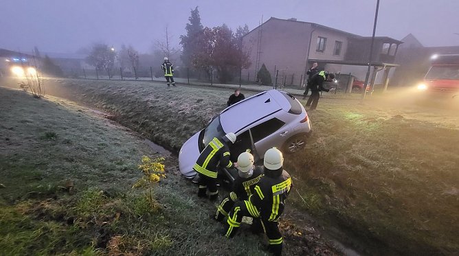 Unfallfahrzeug im Bachbett (Foto: S. Dietzel)
