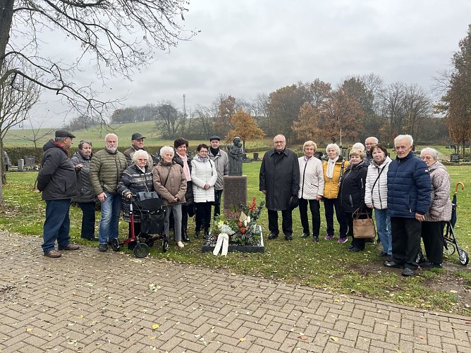 Die Mitglieder des Kreiverbandes des Bunds der Vertriebenen am Volkstrauertag (Foto: BdV) Die Mitglieder des Kreiverbandes des Bunds der Vertriebenen am Volkstrauertag (Foto: BdV)