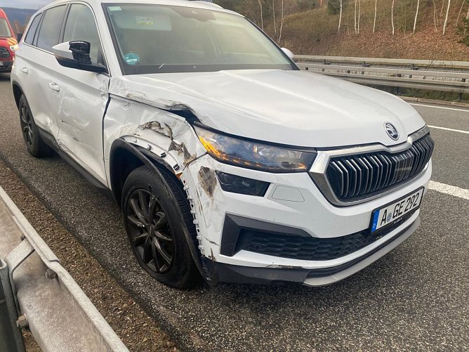 Der Skoda kam mit ein paar heftigen Schrammen, der Fahrer mit dem Schrecken davon (Foto: S. Dietzel)