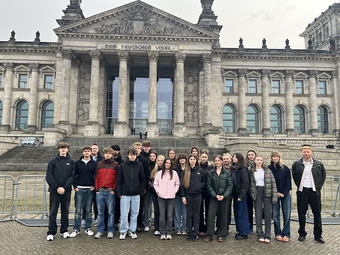 Der Kurs vor dem Bundestag (Foto: Humboldt-Gymnasium) Der Kurs vor dem Bundestag (Foto: Humboldt-Gymnasium)