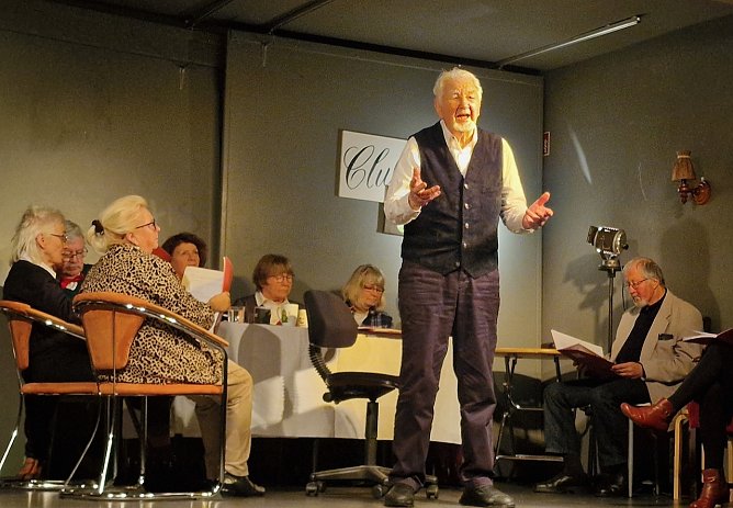 Vor ein paar Jahren war noch Mephisto jetzt ist er Dr. Faust - Mannfred Baumann hat das St&uuml;ck nicht nur geschrieben, er spielt auch die Hauptrolle und hat sich im hohen Alter damit noch einmal einen Lebenswunsch erf&uuml;llen k&ouml;nnen (Foto: agl)