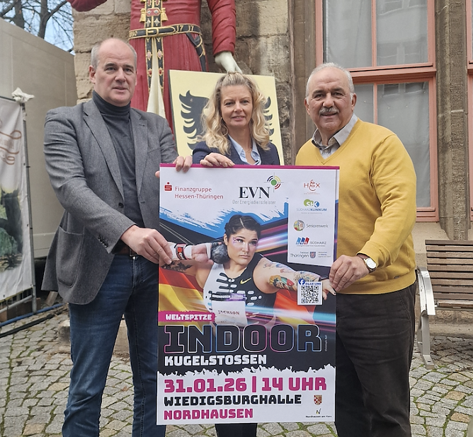 v.l.: Landrat Matthias Jendricke, B&uuml;rgermeisterin Alexandra Rieger und Sportkoordinator Werner H&uuml;tcher pr&auml;sentierten das Plakat f&uuml;r den kommenden Wettkampf (Foto: agl)