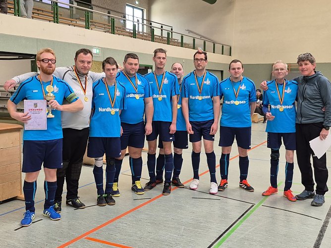 Das Team der Nordth&uuml;ringer Werkst&auml;tten hat beim 25. Sondersh&auml;user Hallenfu&szlig;ballturnier den ersten Platz geholt (Foto: Nordth&uuml;ringer Lebenshilfe)