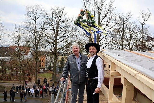 Richtfest zur Hofpause - Schulleiter J&ouml;rg Lorenz und Thomas Lange von der Service Gesellschaft auf dem Dach (Foto: Pressestelle Landratsamt)