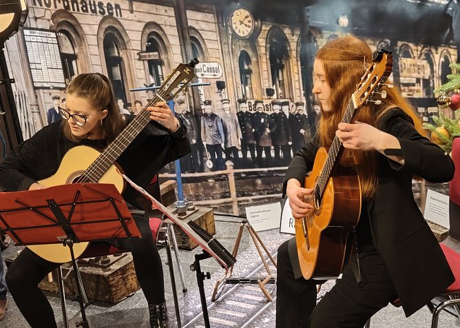 Musikalisch umrahmt wurde die Vernissage durch Sofia Wolf und Helene M&uuml;ller (Foto: nnz)