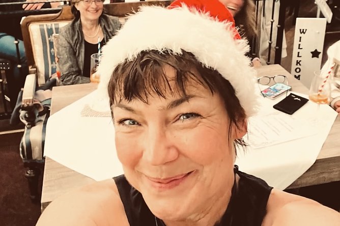 Schauspielerin Claudia Schmutzler begeistert mit Weihnachtslesung im Caf&eacute; Sahne in Nordhausen (Foto: Schmunzler)