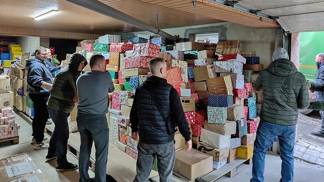 Helfer packen beim Abladen in Czernowitz in der Ukraine am 25. Novenber mit an (Foto: Kolping Ukraine I Vasyl Savka)