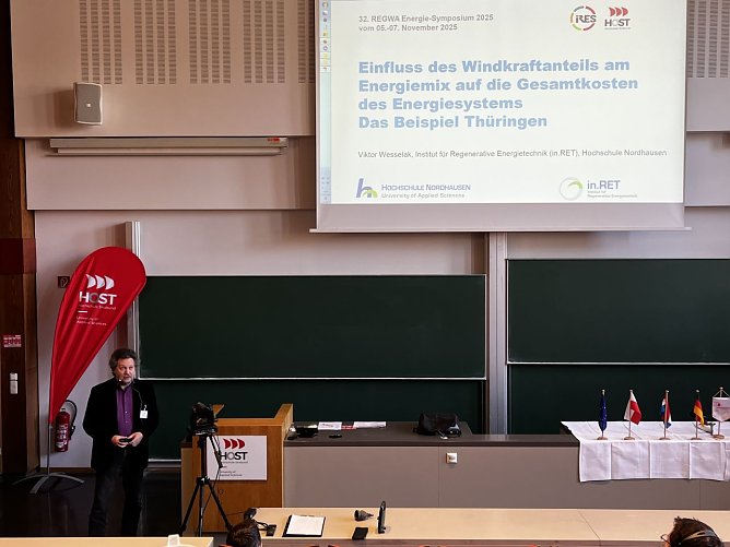 Prof. Dr.-Ing. Viktor Wesselak (Hochschule Nordhausen) beim 32. REGWA-Symposium mit der Vorstellung seines Papers zum Einfluss der Windkraft auf die Gesamtkosten des Energiesystems in Th&uuml;ringen  (Foto: Hochschule Nordhausen)