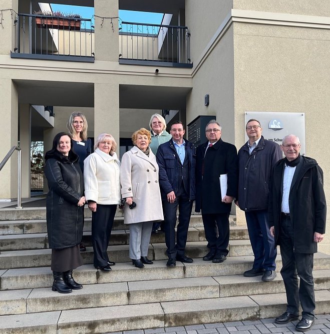 Arbeitstreffen des Seniorenwerk-Gesch&auml;ftsf&uuml;hrers Christian D&ouml;ring (6. v.l.n.r.) mit der Vorstandsvorsitzenden der Th&uuml;ringer Agentur f&uuml;r Europ&auml;ische Programme e.V. (ThAEP), Dipl.-Ing. Liliana Hrytsyshyn (5.v.l.n.r.) sowie weiteren ukrainischen Vertreterinnen und Vertretern aus Verwaltung und Praxis zum Austausch &uuml;ber gemeinsame Projekte und zuk&uuml;nftige Kooperationen (Foto: Seniorenwerk)