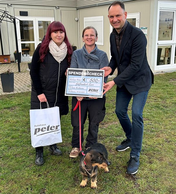 Von links: Nancy Schneider (Autohaus Peter), Jennifer Schenk (Tierheim Nordhausen), Andreas Peter (Gesch&auml;ftsf&uuml;hrer Autohaus Peter) (Foto: AHP)