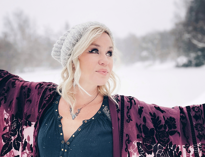 Sofia Talvik stellt bei dieser Tour Ihre neue Winter CD "Wrapped in Paper" vor (Foto: Martin Zemke)