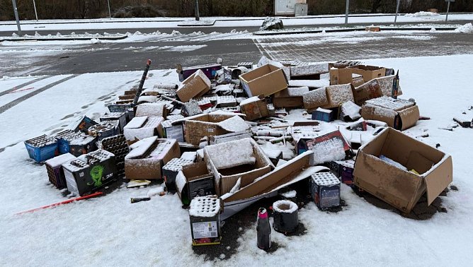 M&ouml;no-Chef Dirk Freudenberg sagte der nnz: Wir sind es gewohnt, dass auf unserem Parkplatz Feuerwerk gez&uuml;ndet wird. Aber diese Menge &uuml;berspannte den Bogen. Zwei Namen konnten auf den Kartons ermittelt werden. (Foto: privat)
