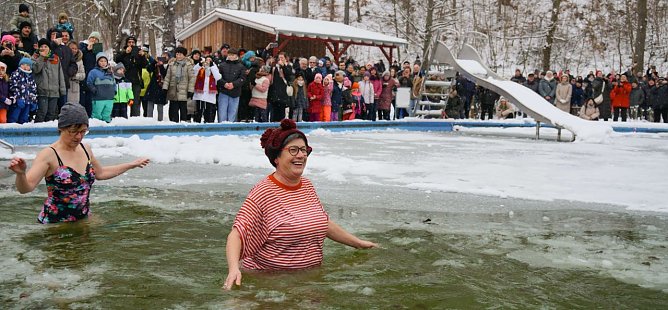 Eine Frau mit einem Kost&uuml;m bekleidet geht im Waldbad Neustadt Eisbaden. (Foto: ssc)