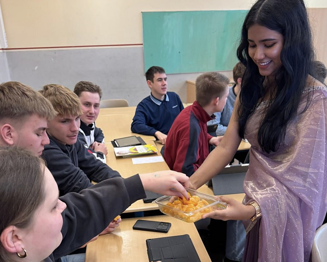 Amalu brachte auch indische S&uuml;&szlig;speisen mit (Foto: Herder-Gymnasium)