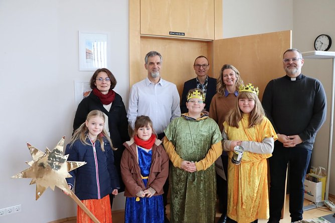 Die Sternsinger besuchten heute Nordhausens Oberb&uuml;rgermeister Kai Buchmann, B&uuml;rgermeisterin Alexander Rieger und Amtsleiter Martin Juckeland. (Foto: Lutz Fischer )