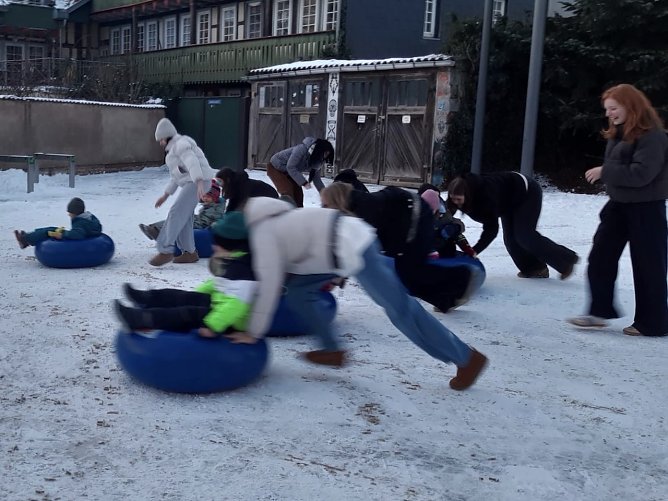 Rodelspaß im Schnee mit dem KILA (Foto: Frank Tuschy) Rodelspaß im Schnee mit dem KILA (Foto: Frank Tuschy)