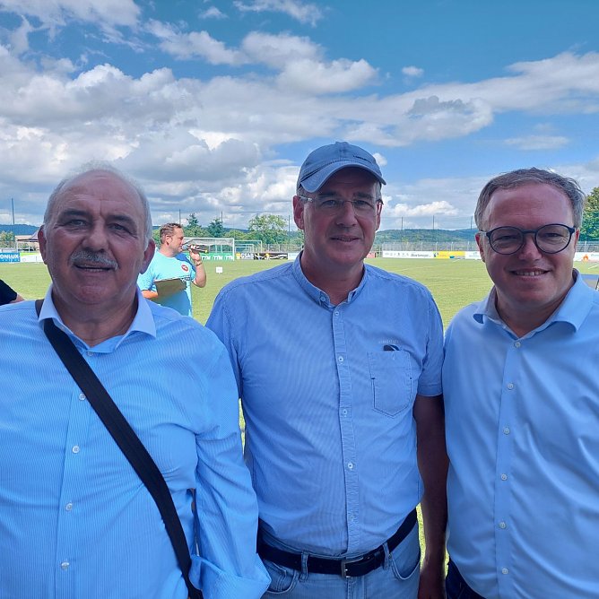Meeting-Chef Werner H&uuml;tcher mit Landrat Matthias Jendricke und Th&uuml;ringens Ministerpr&auml;sident Mario Voigt.  (Foto: Sandra Arm)