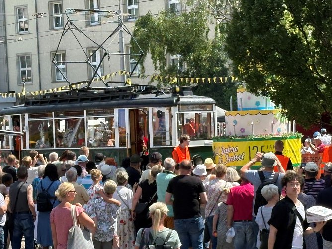 Der Stra&szlig;enbahnkorso zum Rolandsfest (Foto: Verkehrsbetriebe Nordhausen)