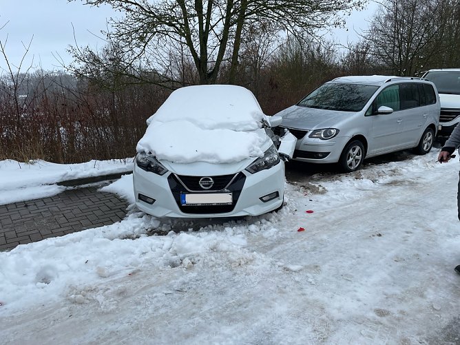 Beschädigte Fahrzeuge in der Semmelweißstraße (Foto: LPI) Beschädigte Fahrzeuge in der Semmelweißstraße (Foto: LPI)