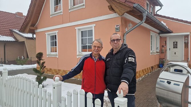 Werner und Mike Leibeling vor ihrem Haus im Finkenstieg (Foto: agl)