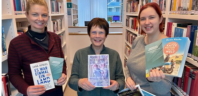 B&uuml;rgermeisterin Alexandra Rieger, Hildegard Seidel und Marie-Kathrin Haase pr&auml;senieren B&uuml;cher von Autoren, die zur Fr&uuml;hjahrslese nach Nordhausen kommen.  (Foto: ssc)